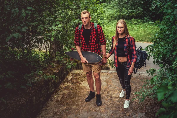 Neformální mladý pár pózuje na Drávu — Stock fotografie