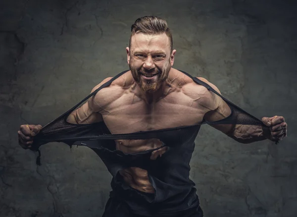 Riesiger Bodybuilder zerreißt seine Kleidungsstücke — Stockfoto