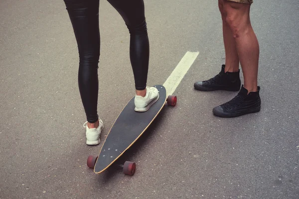 Mujer practicando en longboard — Foto de Stock