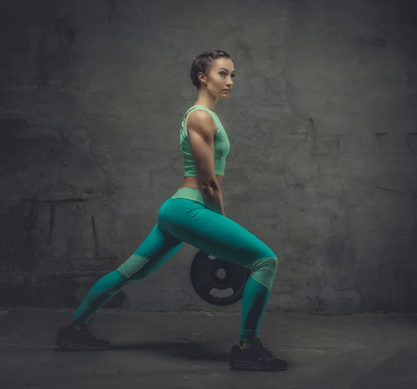 Sportliche Frau in azurblauer Sportbekleidung — Stockfoto