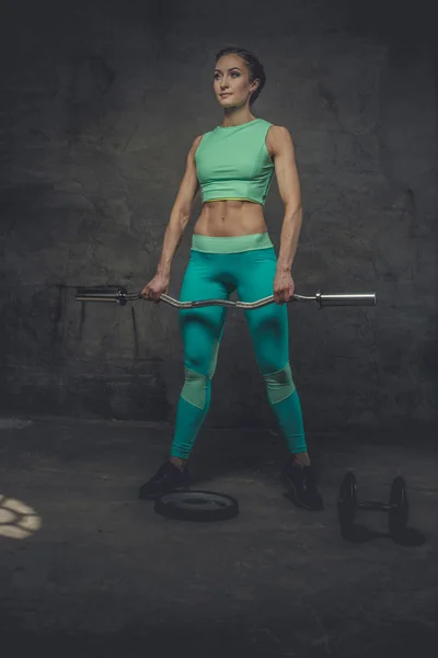 Sportovní žena v azurové oblečení — Stock fotografie
