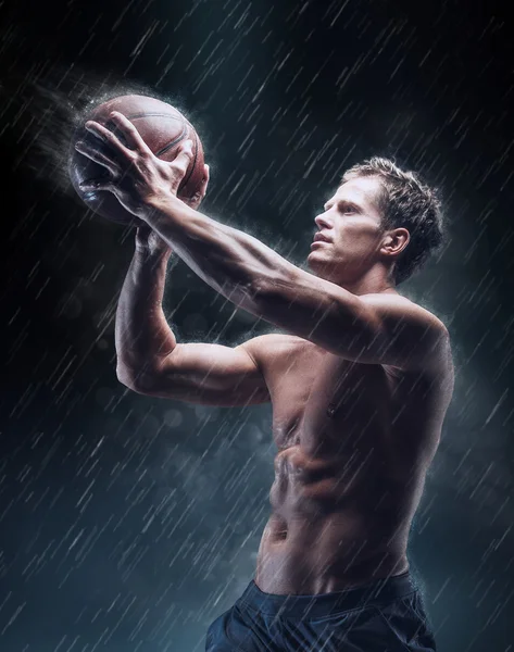 Sin camisa jugador de baloncesto mojado — Foto de Stock
