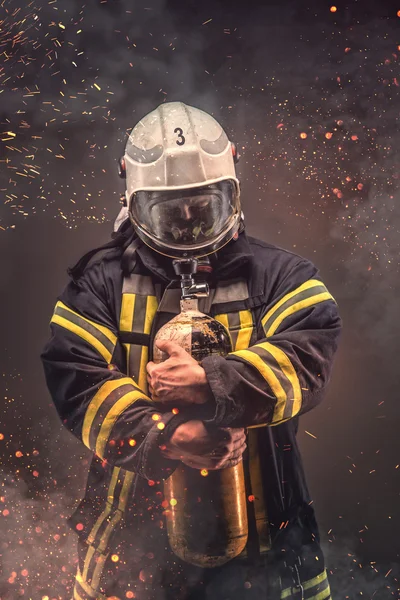 Maske hält Sauerstofftanks. — Stockfoto