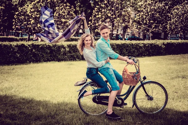 恩爱的夫妻，在一辆自行车，骑上 — 图库照片