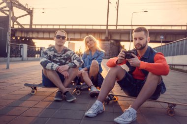 Rahat longboarders bir kasabada poz.