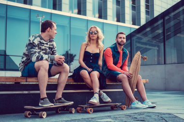 Rahat longboarders bir kasabada poz.