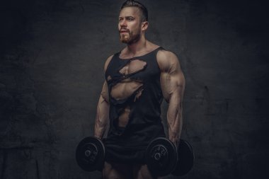 Güçlü büyük vücut geliştirmeci dumbbells ile