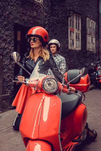 Mannelijke en vrouwelijke op motor scooters — Stockfoto