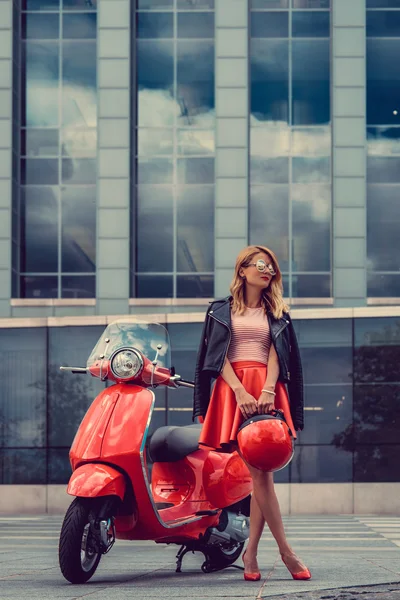 Frau posiert in der Nähe von Motorroller — Stockfoto