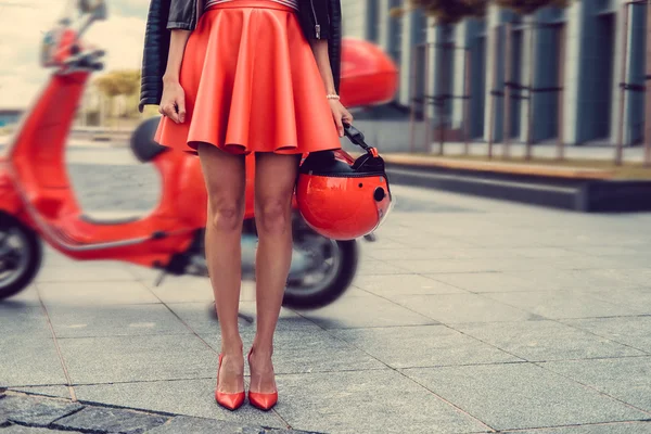 Vrouw poseren in de buurt van motor scooter — Stockfoto