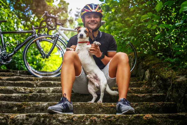Hombre posando con su perro russel — Foto de Stock