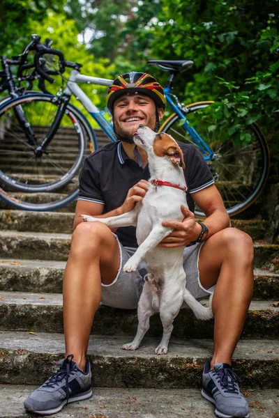 Homme posant avec son chien russel — Photo