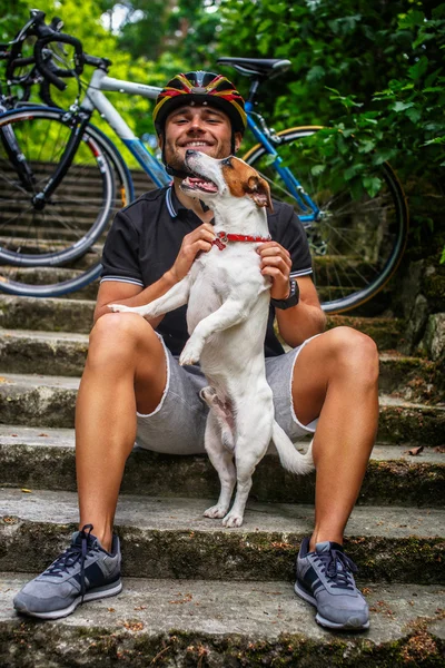 Homme posant avec son chien russel — Photo