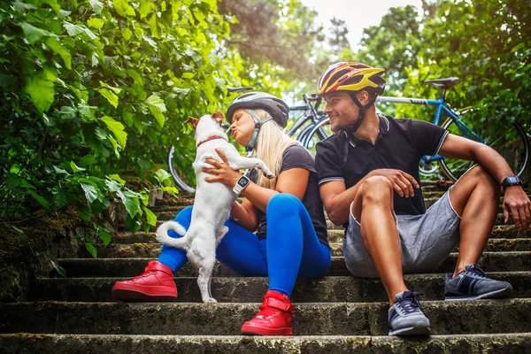 Deportiva pareja posando con su perro — Foto de Stock