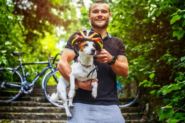 Mężczyzna pozowanie z psem russel — Zdjęcie stockowe