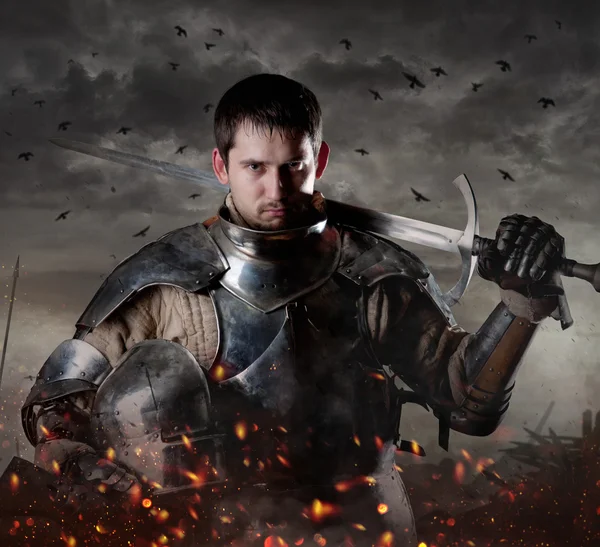 Ritter mit Schwert auf dem Schlachtfeld — Stockfoto