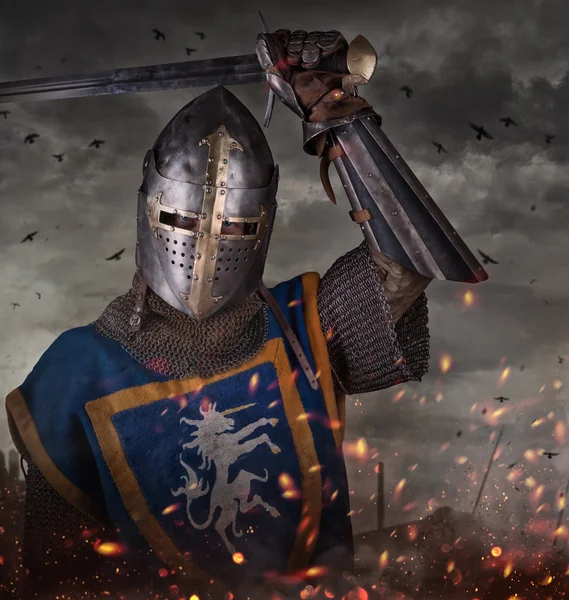 Bir şövalye kılıcı ile portresi — Stok fotoğraf