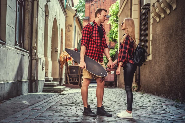 Vrolijke paar met longboard — Stockfoto