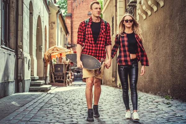 Couple joyeux avec longboard — Photo