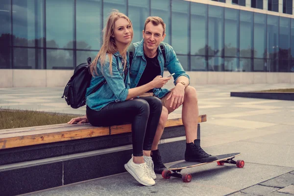 Casual par med longboard — Stockfoto