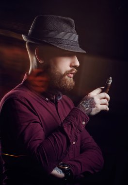 Sakallı adam bir puro Sigara