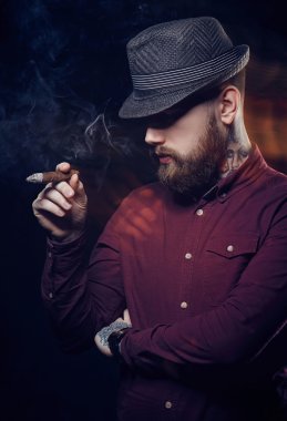 Sakallı adam bir puro Sigara