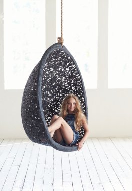 Genç erkek oval sandalyede rahatlatıcı