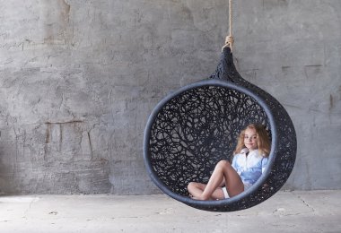 Oval sandalye sallanan poz erkek
