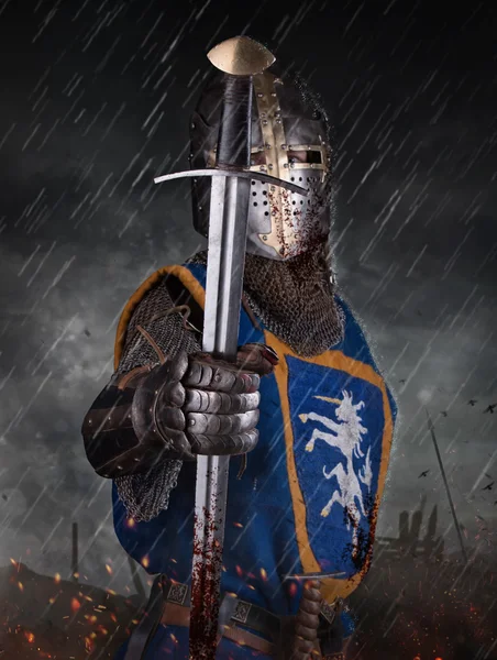 A knight with sword under the rain — Stock Photo, Image