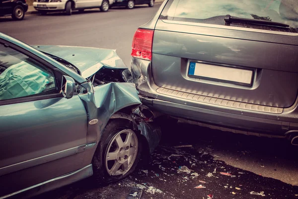 Wypadek samochodowy na ulicy. — Zdjęcie stockowe