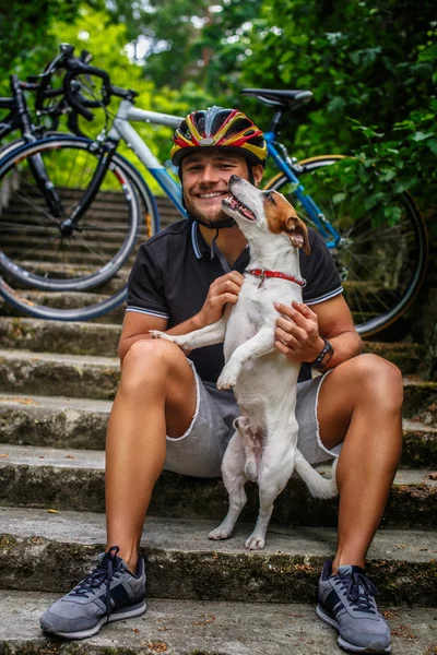 Hombre posando con su perro russel — Foto de Stock