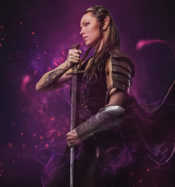Elfo mulher segurando espada — Fotografia de Stock