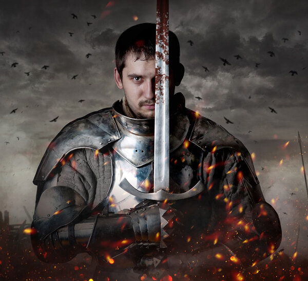 Рыцарь с мечом на поле боя

