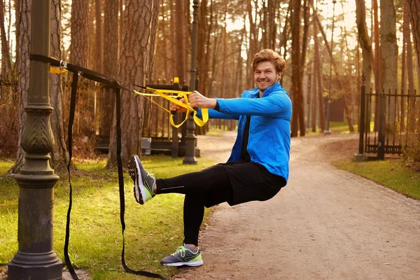 Homme sportif faisant de l'exercice avec fitness trx — Photo