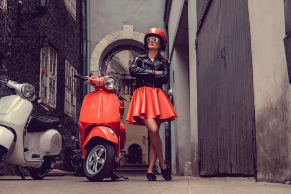Feminino posando perto de dois scooters — Fotografia de Stock