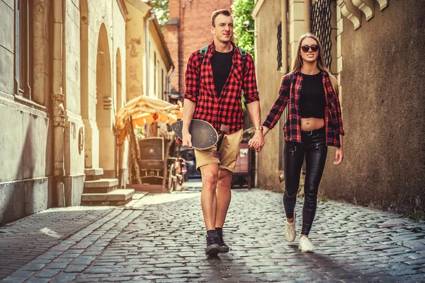 Fröhliches Paar mit Longboard — Stockfoto