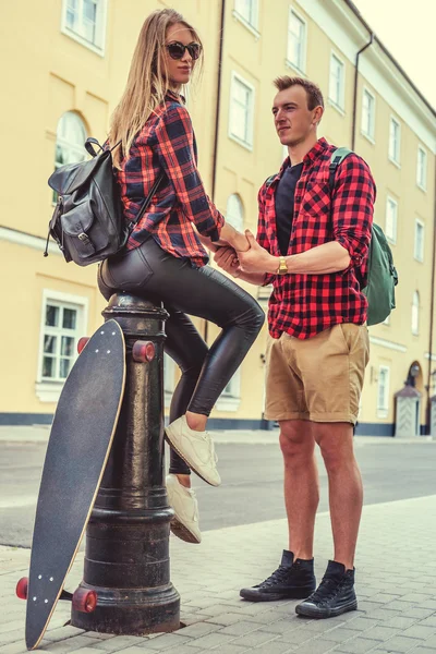 Vrolijke paar met longboard — Stockfoto