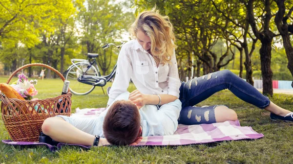 Piękna para na piknik — Zdjęcie stockowe