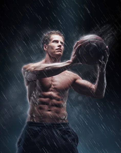 光着膀子湿的篮球运动员 — 图库照片