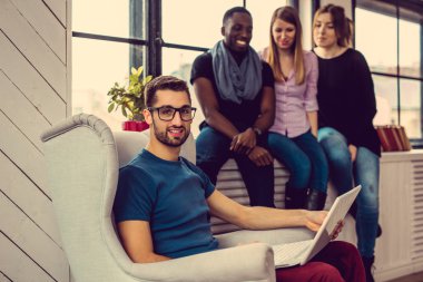 Dizüstü bilgisayar kullanan çoklu etnik öğrenciler