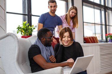 Dizüstü bilgisayar kullanan çoklu etnik öğrenciler