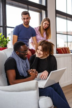 Dizüstü bilgisayar kullanan çoklu etnik öğrenciler