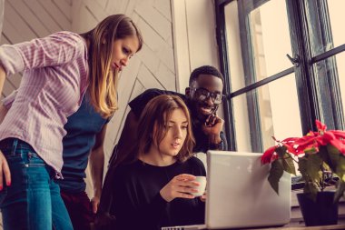 Dizüstü bilgisayar kullanan çoklu etnik öğrenciler