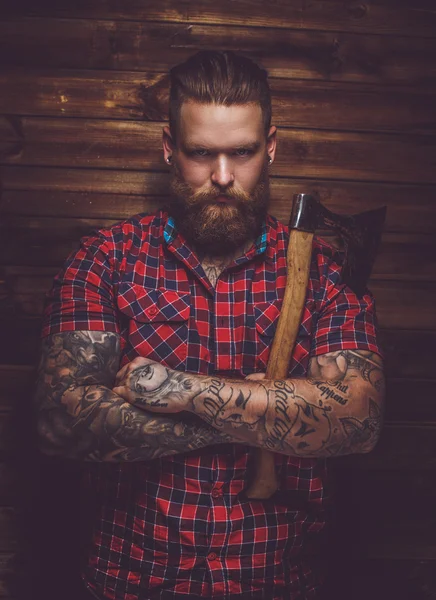 ひげを生やした男性が斧を保持. — ストック写真