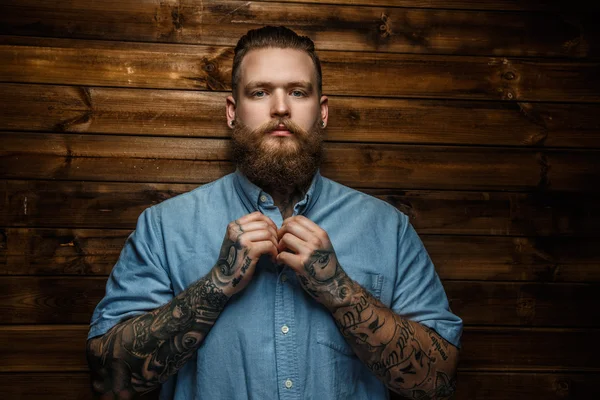 Barbudo macho em um azul camisa — Fotografia de Stock