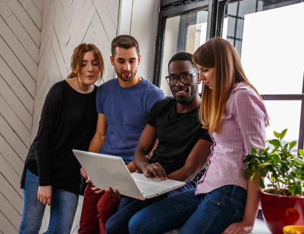 Studenti multietnici che utilizzano laptop — Foto Stock