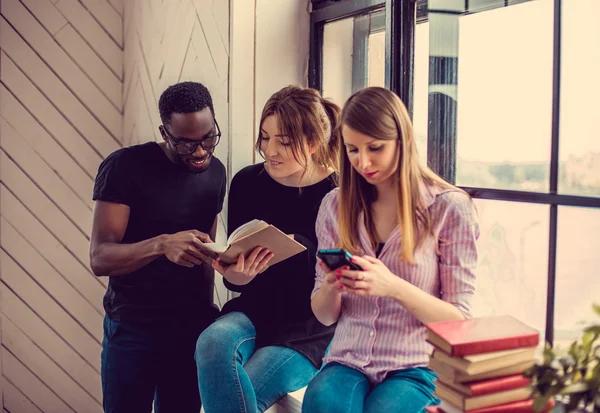 Studenter som läser en bok — Stockfoto