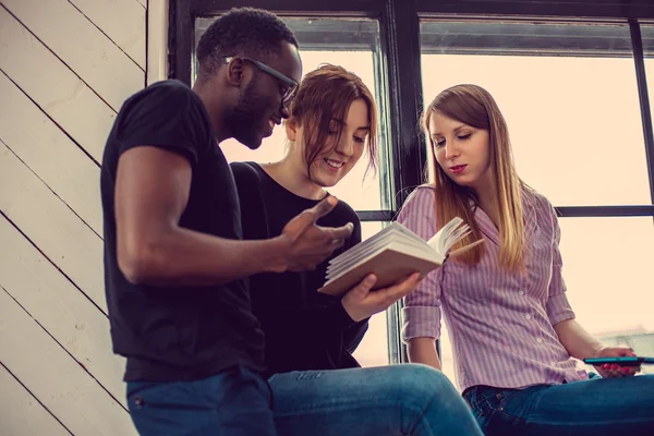 Étudiants lisant un livre — Photo