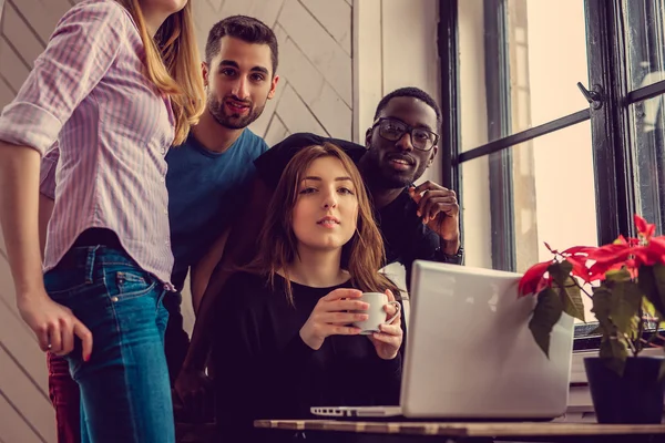 Studenti multietnici che utilizzano laptop — Foto Stock