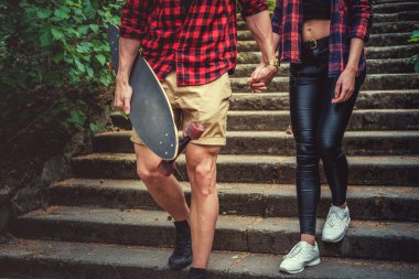 Footway üzerinde poz rahat genç Çift